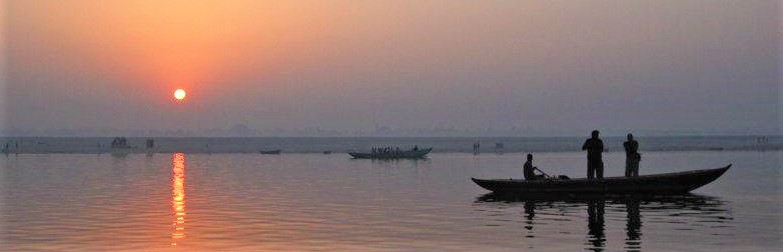 インド／バラナシ：ガンガ（ガンジス河）の夜明け  ３
