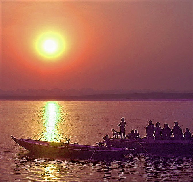 インド／ガンジス河の夜明け