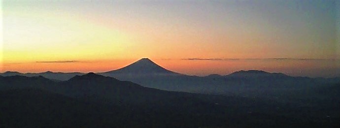 八ケ岳・富士見高原の宿／日の出の富士