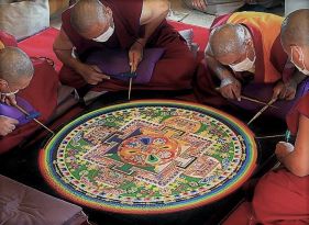 八ヶ岳曼荼羅：インド/ダラムサラ
砂曼荼羅を描くチベット僧侶